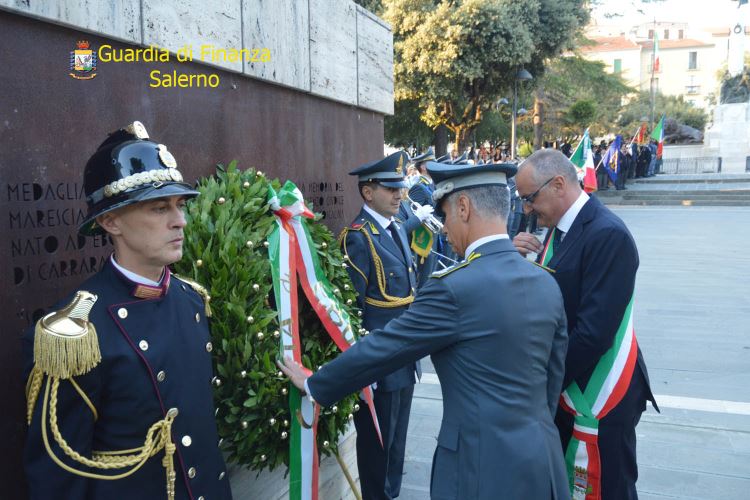 la deposizione di una corona alloro alla cerimonia in onore del maresciallo giudice