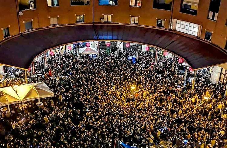 Una immagine della vigilia di Natale a Piazza del Corso