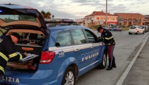 Salerno, sospesa la patente a 37 persone per uso dello smartphone alla guida