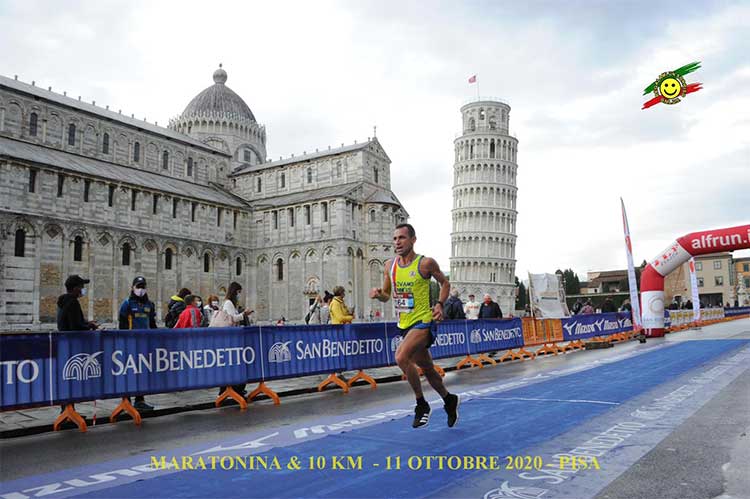 Pasquale Iapicco all'arrivo dei 10.000 su strada a Pisa