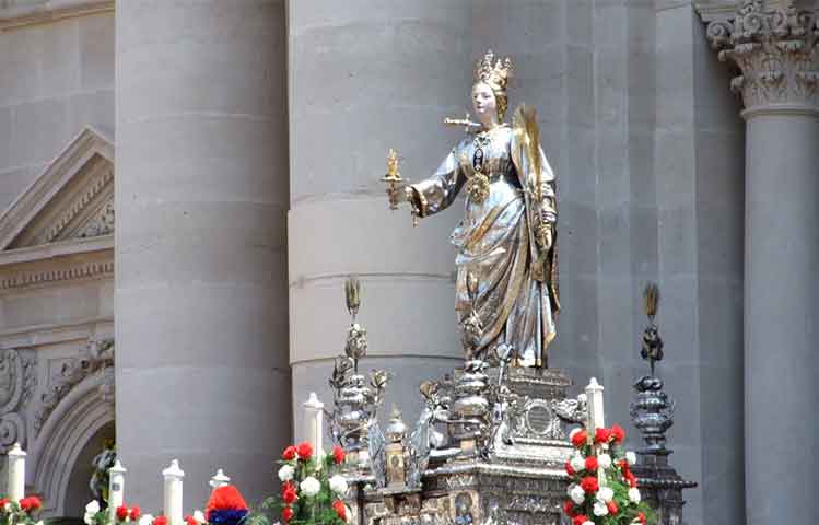 la processione di Santa Lucia a Siracusa la processione di Santa Lucia a Siracusa