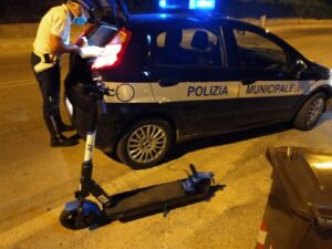 Monopattini, scatta l’obbligo di assicurazione: multe fino a 400 euro