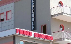 Colpisce con calci e pugni un pediatra al pronto soccorso, arrestato un 29enne di Sarno