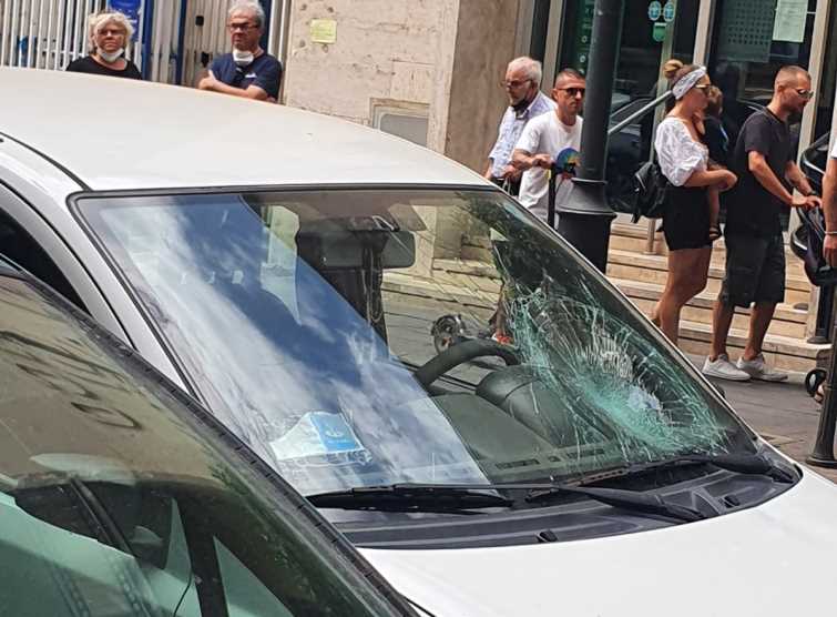 parabrezza sfondato