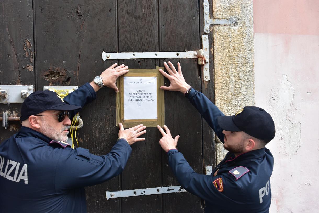 polizia chiuso bar salerno