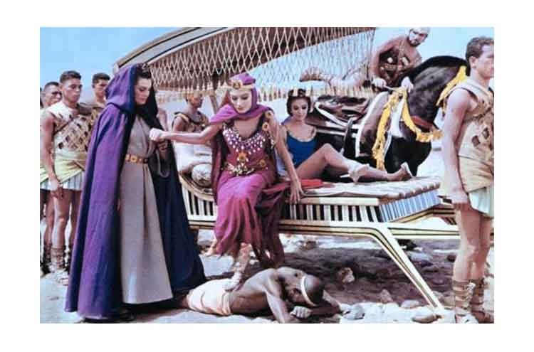Nella pagina, due fotogrammi tratti dal film Sòdoma e Gomorra del 1962