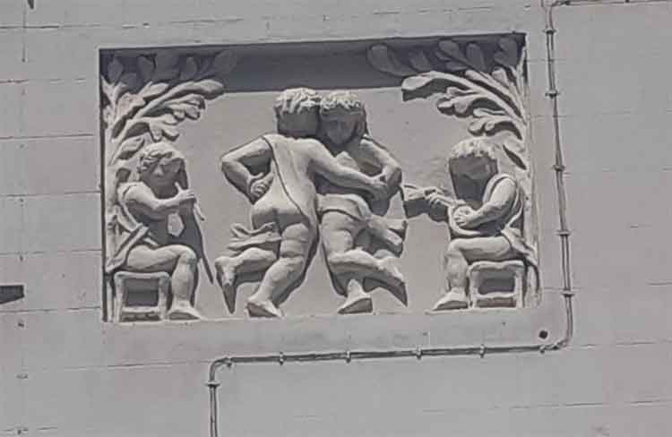 bassorilievo casa Domenico Rea