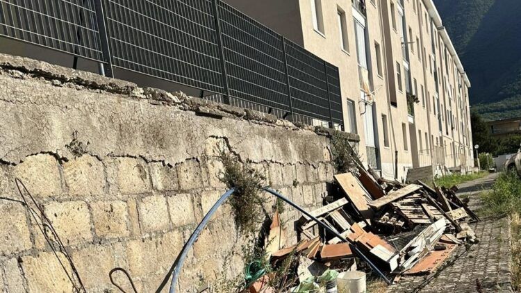 Rifiuti al complesso di edilizia pubblica comunale a via Indipendenza, minoranza all’attacco