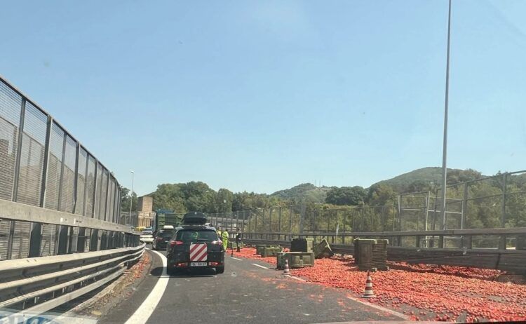 Camion perde il carico di pomodori, disagi sulla Salerno-Avellino
