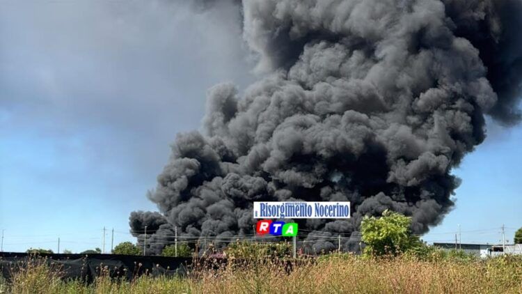 Scafati/Pompei, incendio in una vecchia fabbrica di indumenti usati