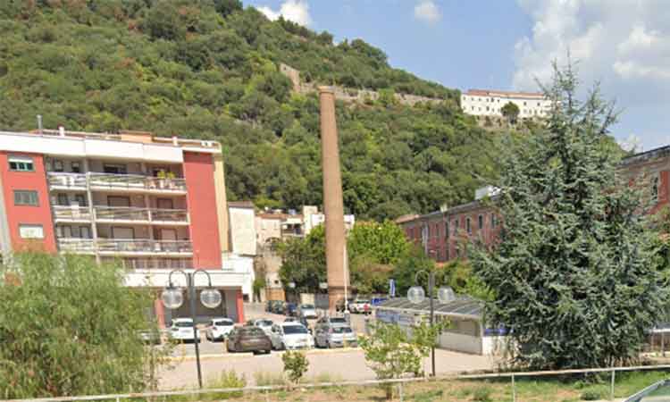 Un'immagine della ciminiera dell'ex fabbrica Schiavo