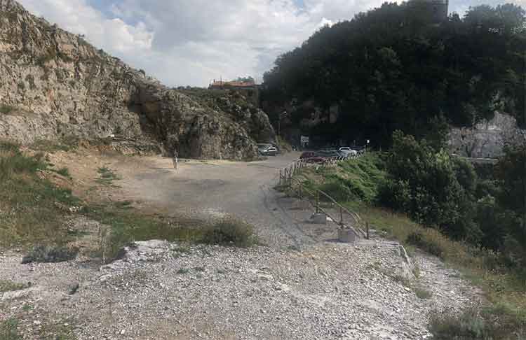 Un'immagine del parcheggio del Santuario di Montalbino