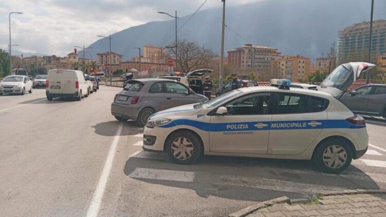 Bimba rimane chiusa in auto, decisivo l’intervento della Polizia Locale di Nocera Inferiore