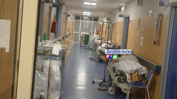 Pazienti in corridoio a Chirurgia dell’Umberto I, la denuncia del Movimento Popolare Nocerino