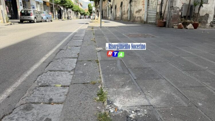 Nocera Inf, auto si schianta contro un muro in via Roma