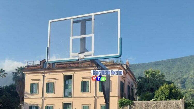 Nocera, ancora nel mirino dei vandali il canestro del campetto di via Napoli
