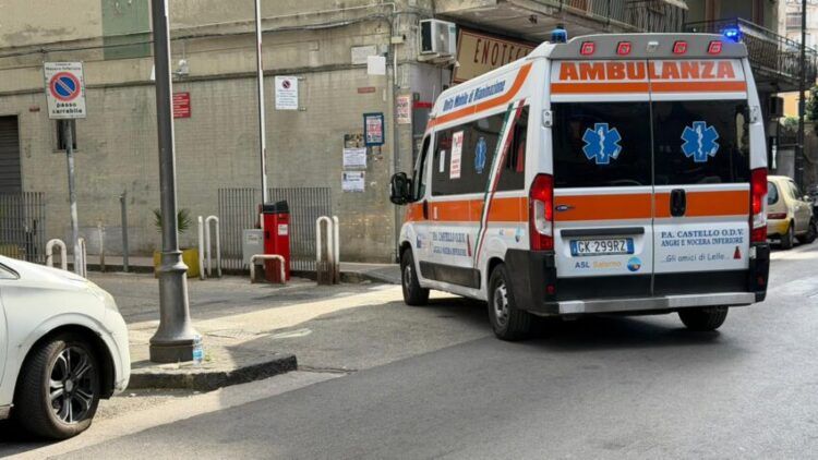 Minicar tampona motorino, ferita una donna in via Siciliano