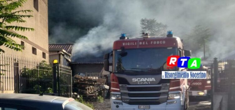 Nocera, incendio in un deposito: danneggiata anche un’azienda vicina